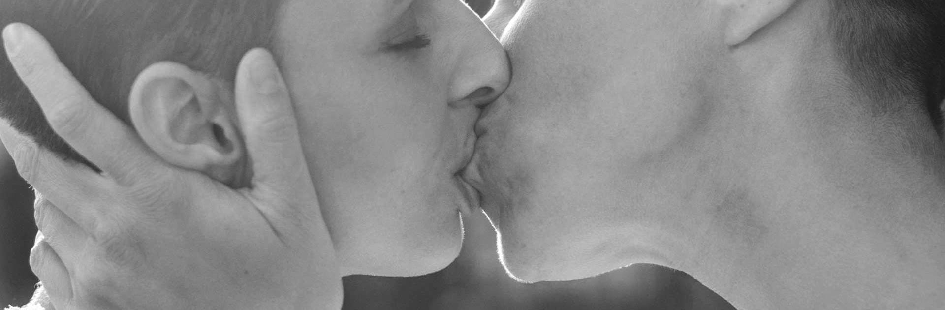 Två personer som kysser varandra.